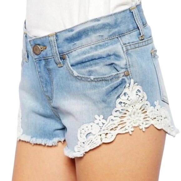 American Eagle Light Wash Denim Lace Trim Boho Jean Short Womens Size 00 Raw Hem - Picture 1 of 6